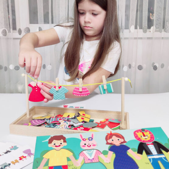 Joc educativ imbraca familia si intinde rufele la uscat jucarii lemn montessori3-Jucarii din Lemn si Montessori