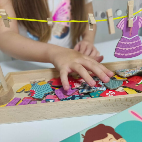 Joc educativ imbraca familia si intinde rufele la uscat jucarii lemn montessori8-Jucarii din Lemn si Montessori